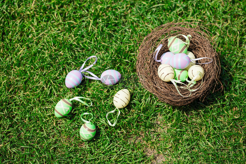 草地上的复活节彩蛋图片