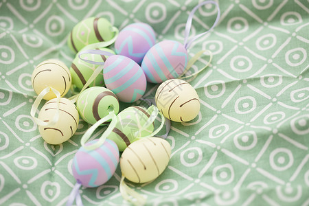 桌布上的复活节彩蛋图片