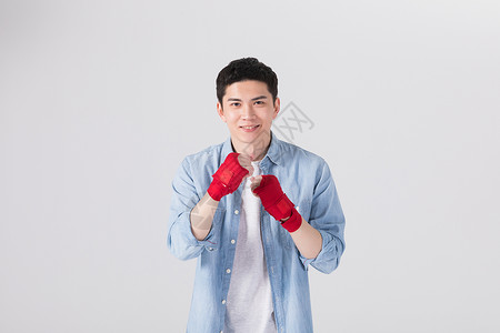 手戴拳击手套的年轻男性图片