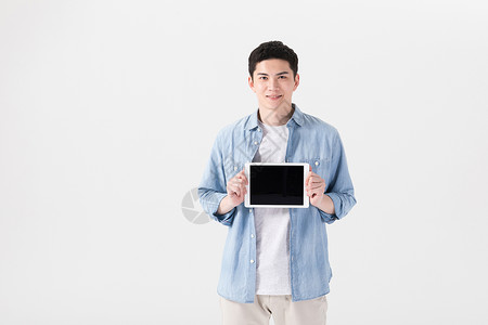 ipad展示拿着平板电脑开心微笑的年轻男性背景