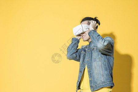 戴VR眼镜的男生戴着着vr眼镜的青年男性背景