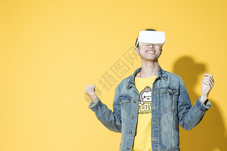 戴VR眼镜的男生戴着着vr眼镜的青年男性背景