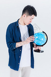 规划目标男性手拿地球仪背景