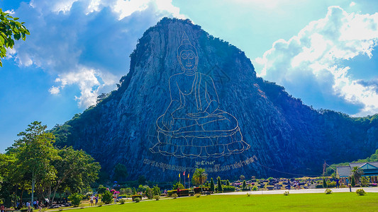金雕像泰国芭提雅七珍大佛山背景