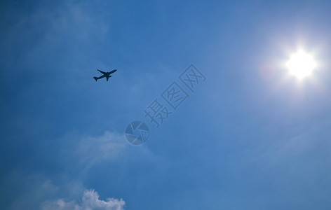 飞机飞过天空图片