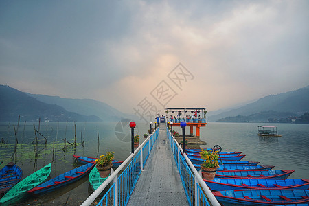 尼泊尔著名地标尼泊尔博卡拉费瓦湖背景