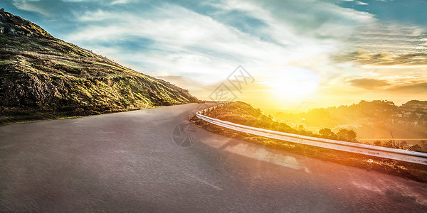 阳光山脉汽车公路背景设计图片