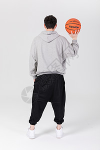 帅气男生拿篮球打篮球图片