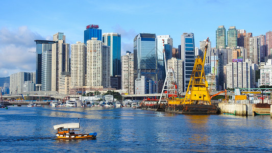 河边小船晴天中的湖泊海洋和船只背景