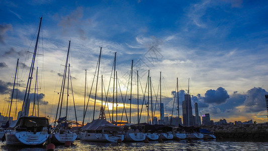 香港海滩香港避风塘傍晚夕阳下的港湾船舶帆船背景