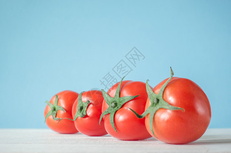 西红柿肥嫩硕大高清图片