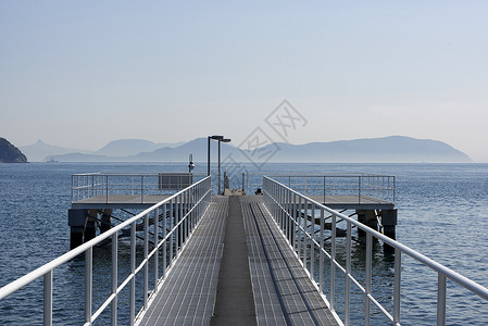 日本海上栈道背景图片