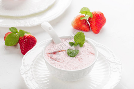 草莓冰淇淋甜品草莓水果奶昔饮料 小暑背景