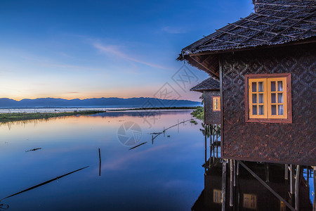 茵莱湖水上木屋高清图片