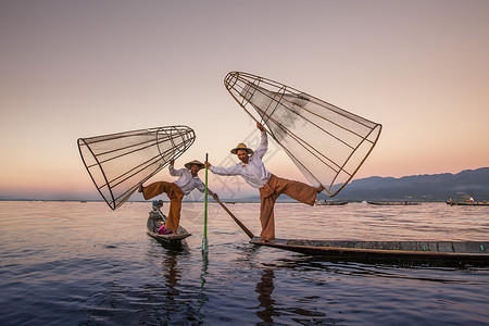 缅甸缅甸茵莱湖上的捕鱼人背景