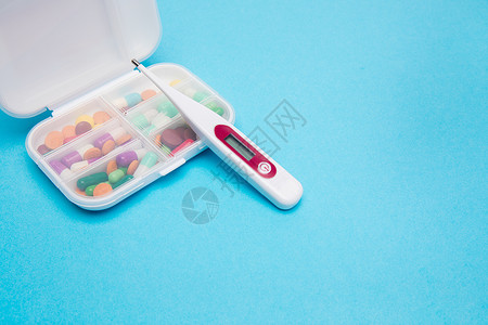体温计和药盒药丸高清图片