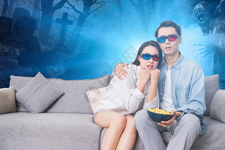 情侣坐沙发观看3D恐怖电影设计图片
