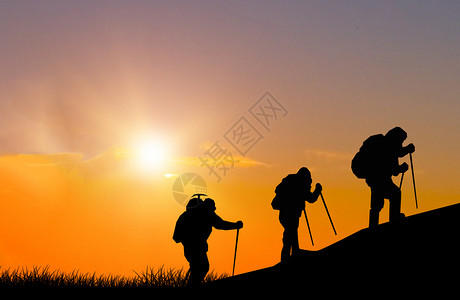 旅游背包夕阳下登山剪影设计图片