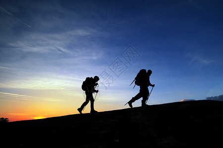 旅行人物素材夕阳下探险者剪影设计图片