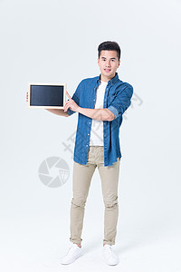 模特代言年轻男性手拿空白小黑板展示背景