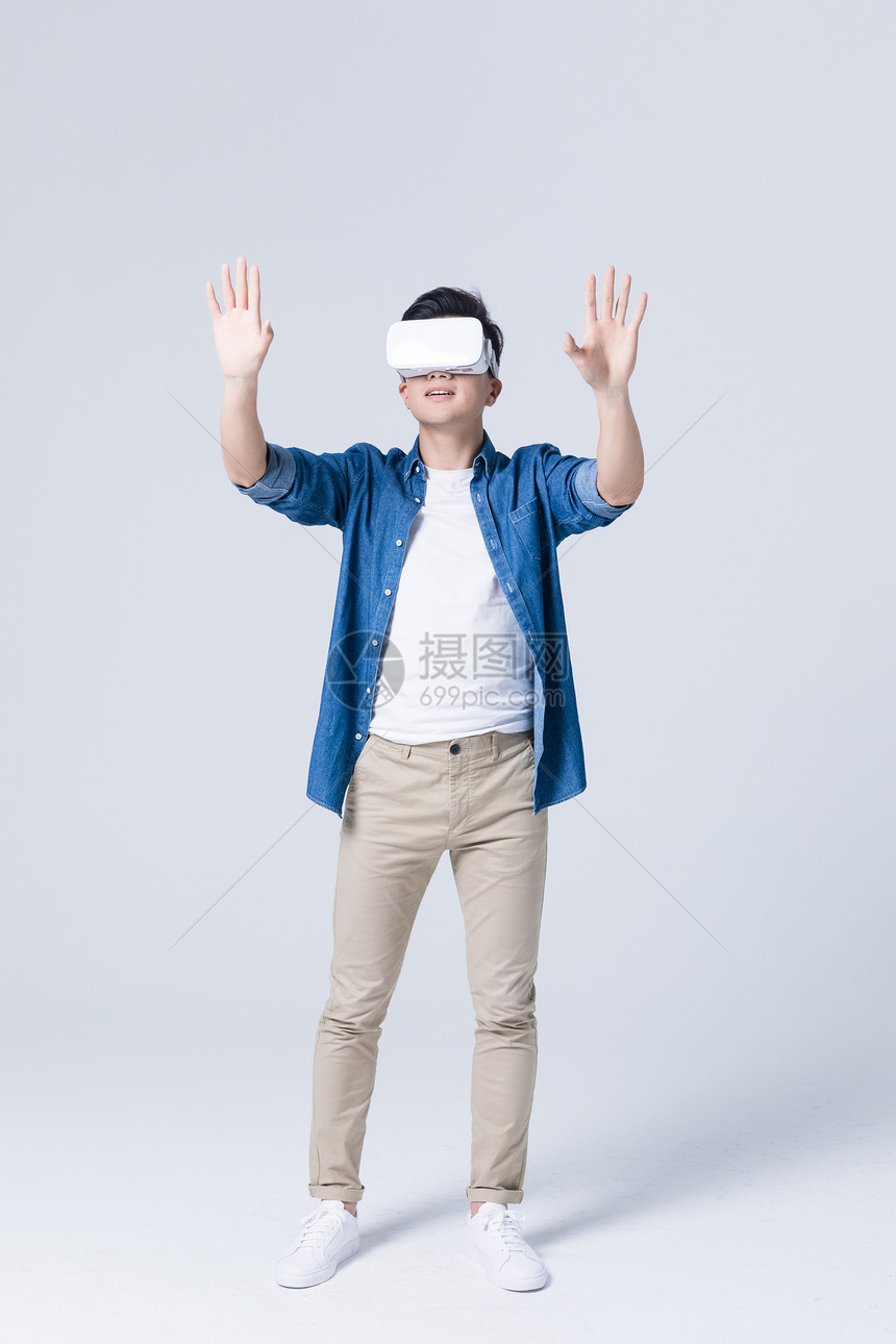 年轻男性体验虚拟现实3D眼镜图片