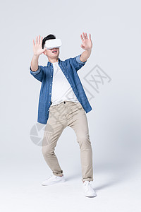 vr触摸年轻男性体验虚拟现实3D眼镜背景