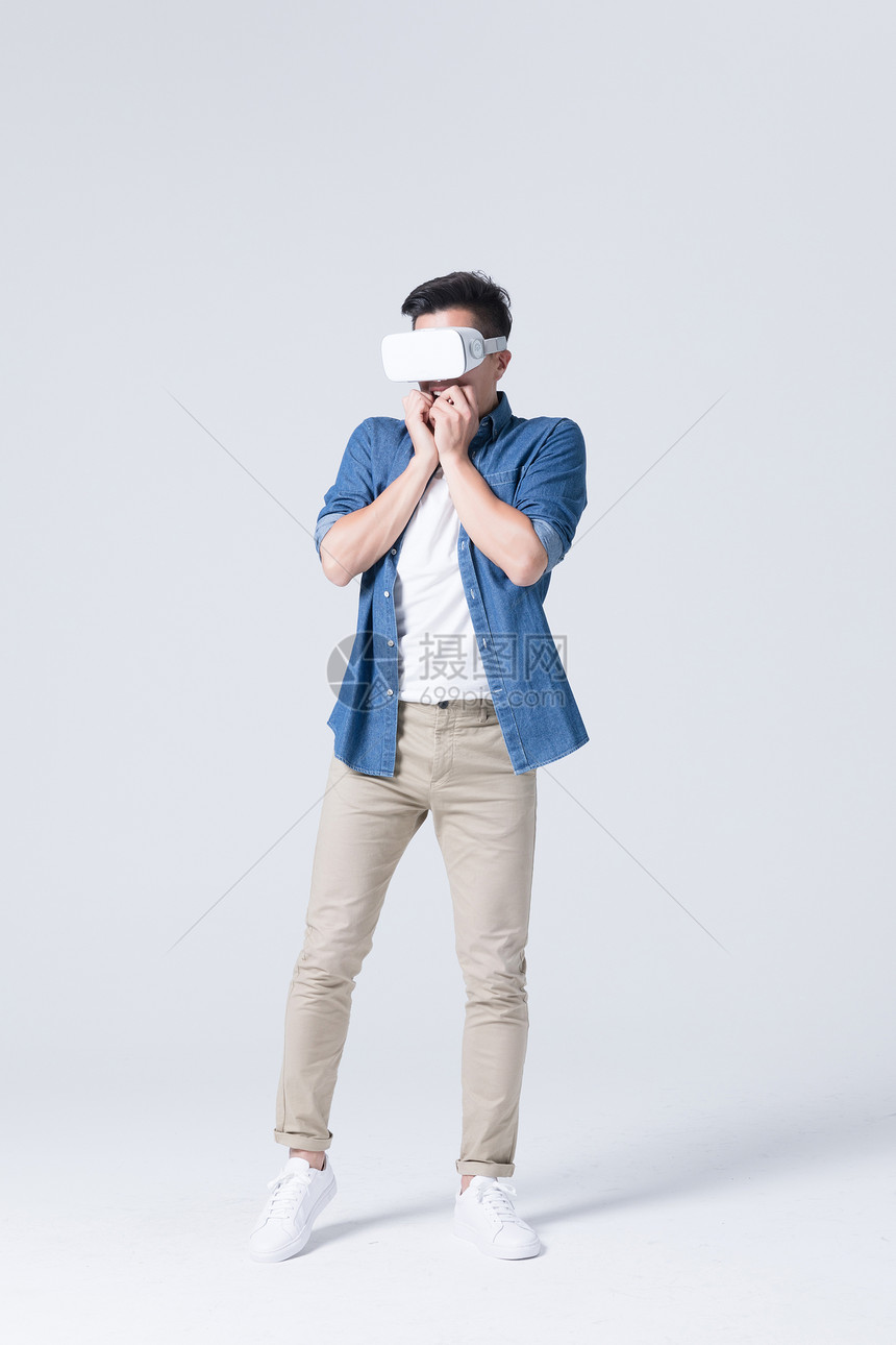 青年男性体验VR惊恐状态图片
