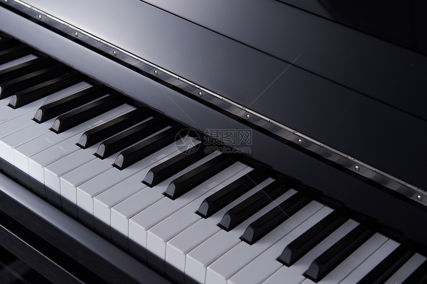 钢琴乐器类静物拍摄图片