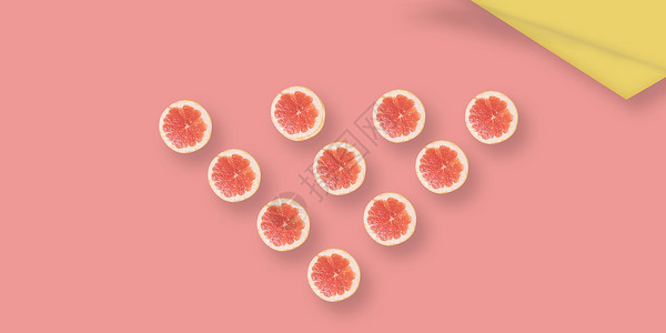 拿着橙子孩子水果排列浅色背景设计图片