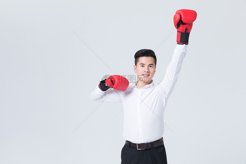 商务男士戴拳击手套图片