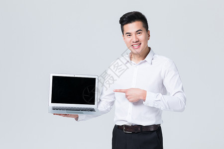 商务男士手托笔记本电脑展示背景图片