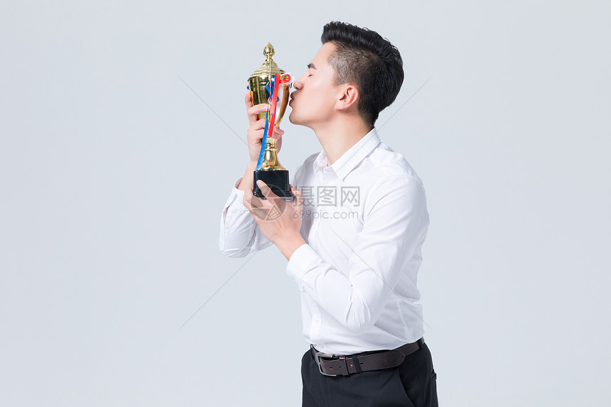 白衬衫白领男性亲吻奖杯图片