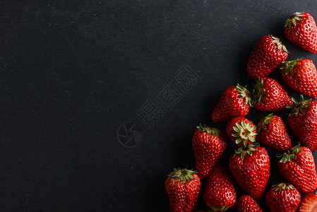 黑底无字素材黑底暗调平铺的草莓背景