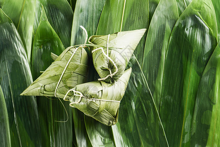 稻草包端午节俯视静物粽子及粽叶背景