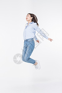 青年女性飞翔跳跃图片