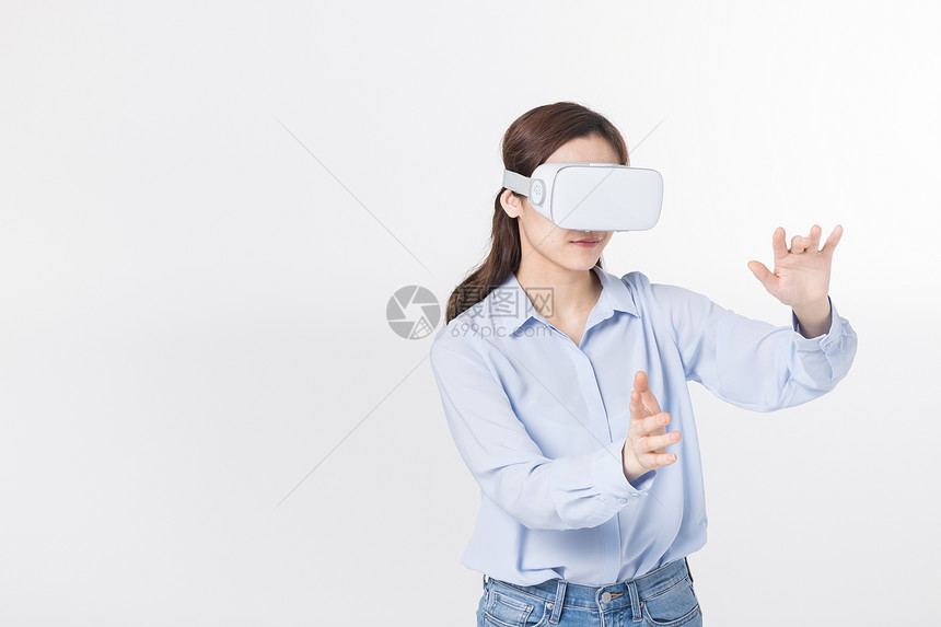 青年女性戴VR眼镜科技点击图片