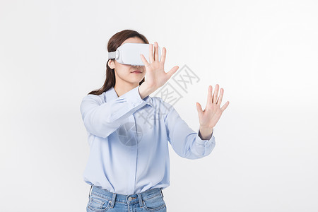 青年女性戴VR眼镜科技点击图片