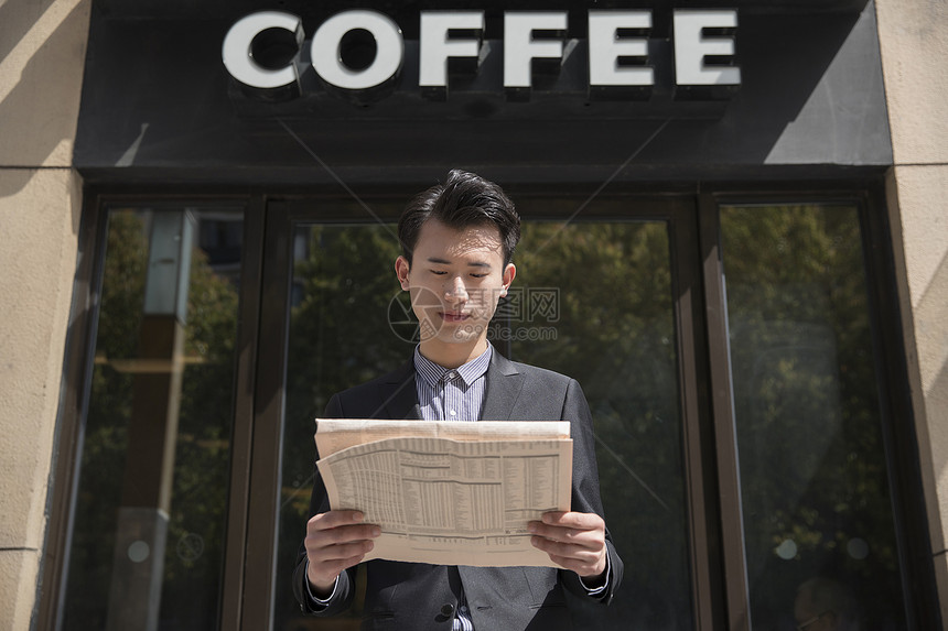 商务男士在咖啡店里阅读图片