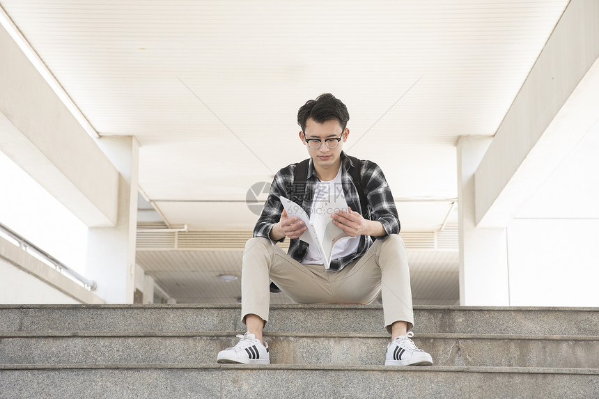 学生在认真阅读图片