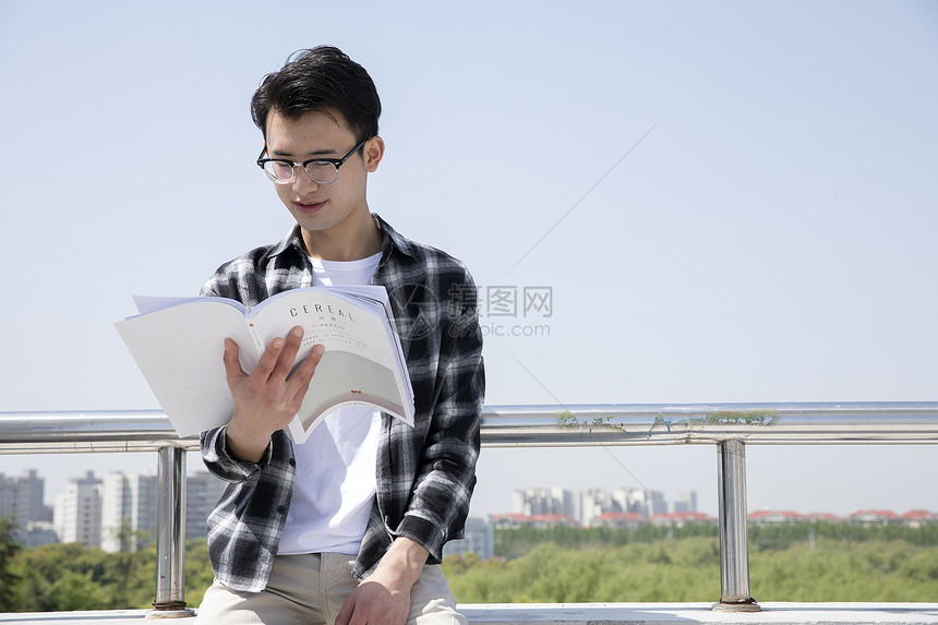 学生在认真阅读图片