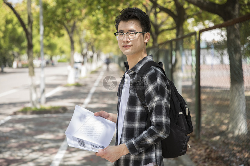 学生在认真阅读图片