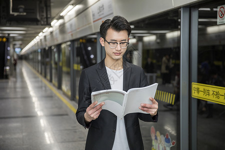 商务男士在地铁里阅读图片