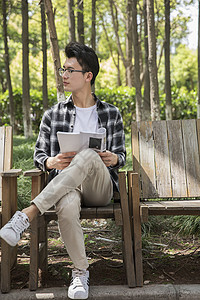 学生在认真阅读图片