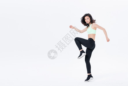 运动女性高抬腿动作高清图片