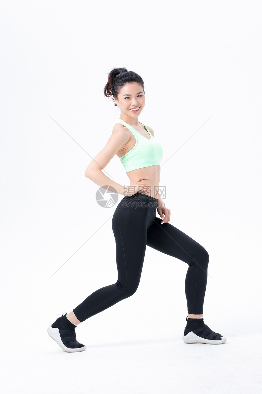 自信的运动健身女性身材展示图片