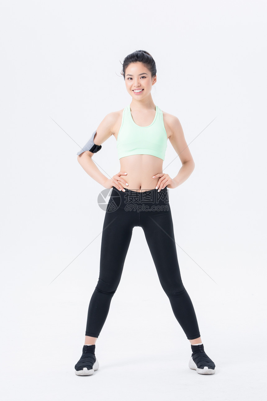自信的运动健身女性身材展示图片