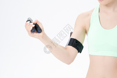 运动女性握力器年轻女性手持握力器健身背景