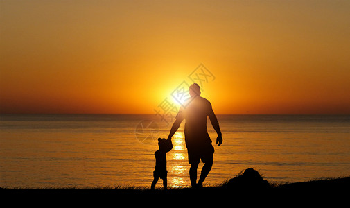 大人小孩玩耍夕阳下父子剪影设计图片