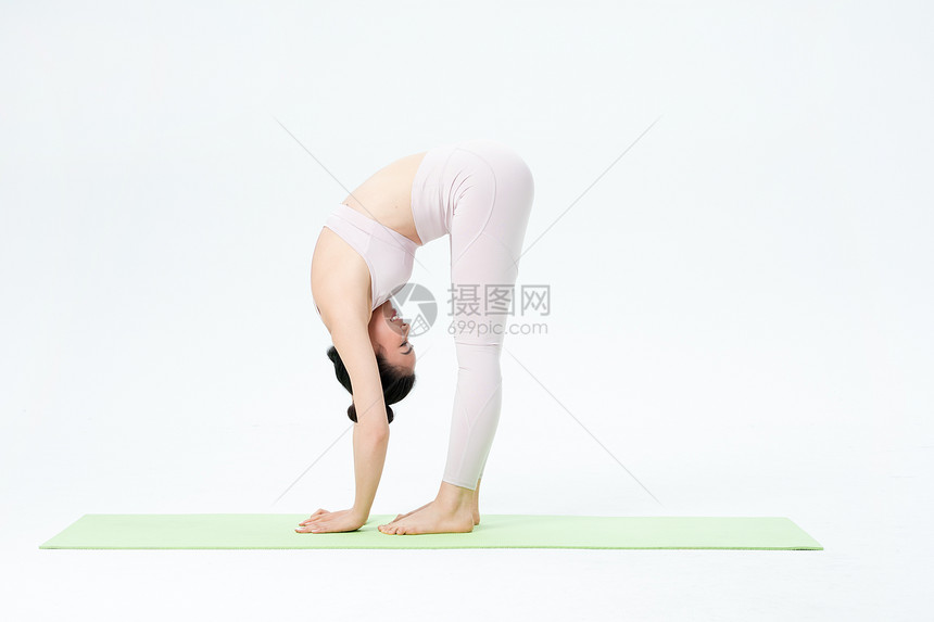年轻女性瑜伽动作图片