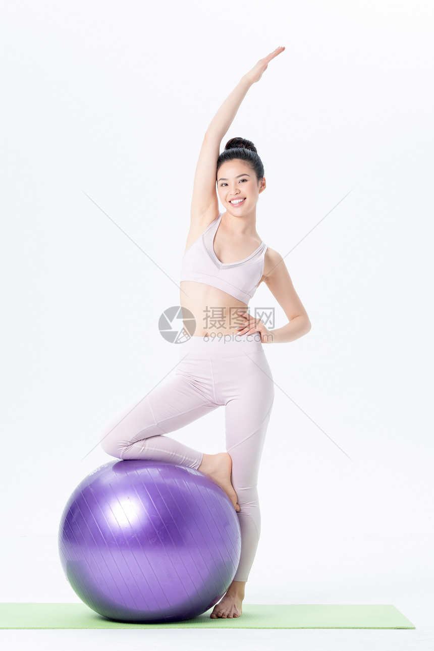 年轻女性瑜伽球瑜伽图片